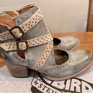 Practically NEW! Size 10, worn for 2 hours and never again.